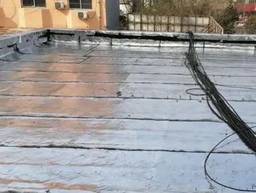 菏泽市卫生间漏水维修公司分享下菏泽市屋面楼顶防水刚性防水层施工要点。
